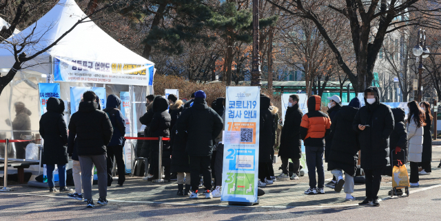 25일 서울 여의도공원 선별진료소 앞에서 시민들이 코로나19 검사를 받기 위해 기다리고 있다./연합뉴스