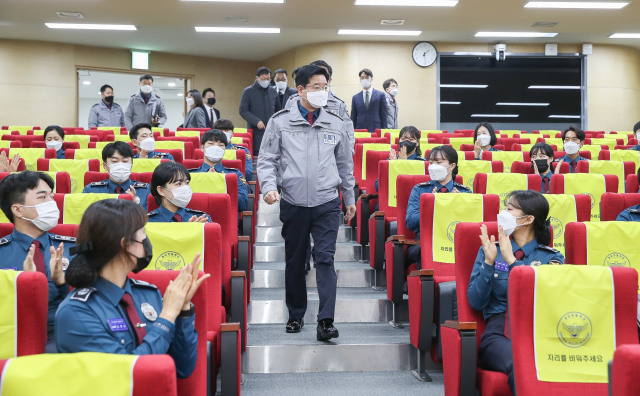 김창룡 경찰청장이 지난 11월 30일 충북 충주 중앙경찰학교를 찾아 학생들과 인사하고 있다. /사진제공=경찰청