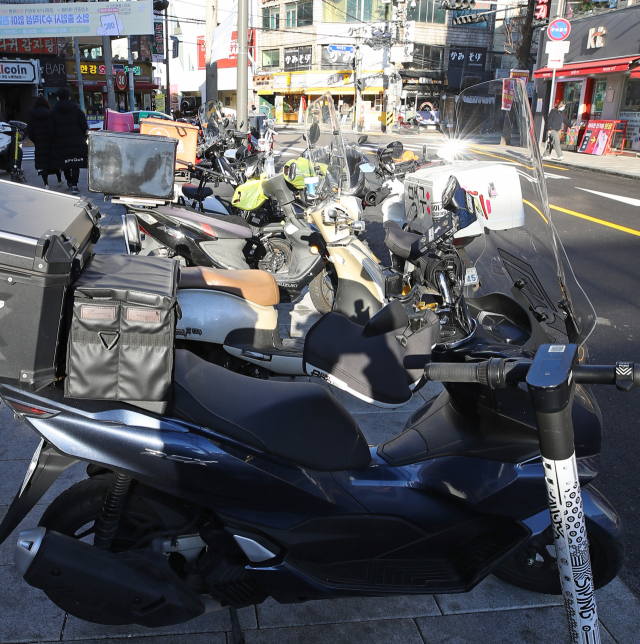 지난 12일 오후 서울 시내 한 음식점 밀집 구역에 오토바이들이 세워져 있다./ 엲바뉴스