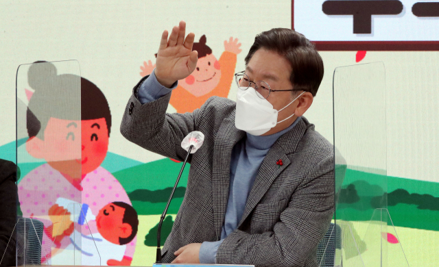 이재명 더불어민주당 대선 후보가 26일 서울 여의도 민주당사에서 ‘공공산후조리원을 부탁해’라는 주제로 열린 국민반상회에서 참석자들과 인사를 나누고 있다. /권욱 기자