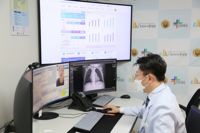 남성우 우리아이들병원 부이사장이 재택치료를 진행하고 있다./사진 제공=우리아이들병원
