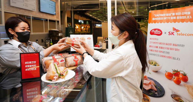 27일 서울 중구 을지로 SK텔레콤 구내식당에서 직원들에게 신세계푸드의 대체육 ‘베러미트’로 만든 샌드위치로 식사로 제공 하고 있다. /사진 제공=신세계푸드