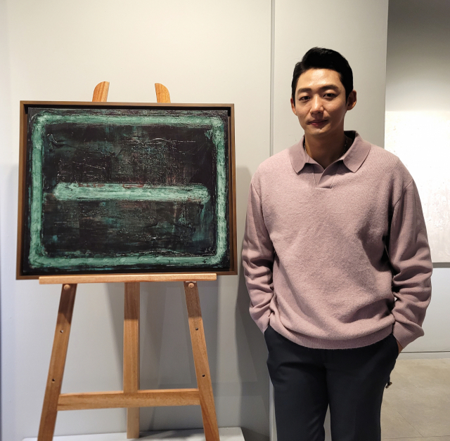강남구 이브갤러리에서 29일까지 첫 개인전을 여는 배우 이태성이 자신의 작품 '고독'에 대해 소개하고 있다.