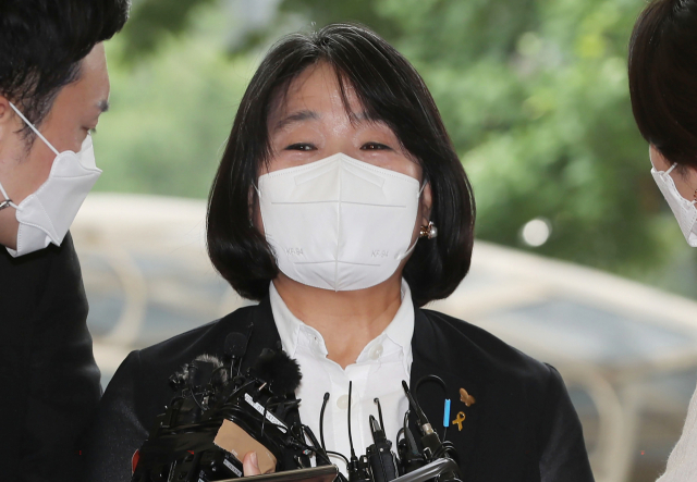 [단독] 법원, ‘윤미향 딸 얼굴·실명 공개’ 언론사에 '위자료 2,500만원 지급하라'