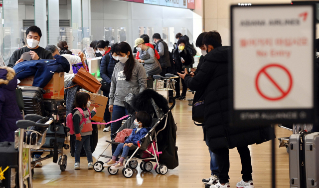 지난달 오전 인천국제공항 출국카운터가 서둘러 귀국하려는 여행객로 붐비고 있다. /영종도=이호재기자.