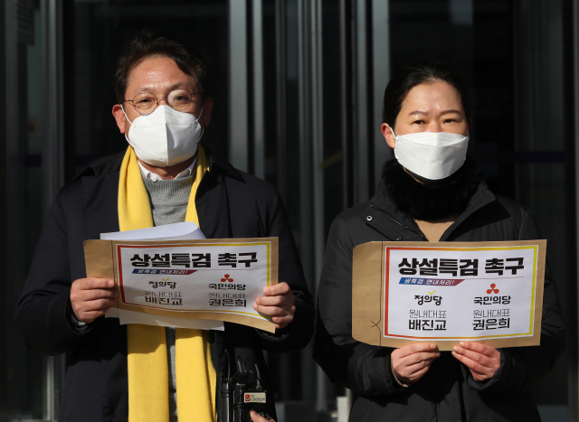 배진교(왼쪽) 정의당·권은희 국민의당 원내대표가 27일 정부과천청사에서 더불어민주당 이재명 대선 후보의 대장동 의혹과 국민의힘 윤석열 대선 후보의 고발 사주 의혹에 대한 진상규명을 위한 ‘쌍특검’을 촉구하는 서한을 법무부에 전달하기에 앞서 취재진에 입장을 밝히고 있다./연합뉴스