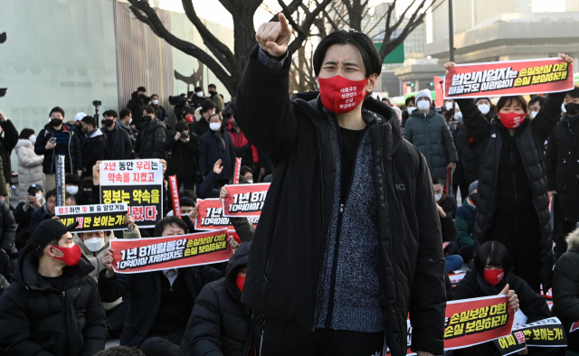지난 12월 22일 서울 광화문 시민열린마당에서 자영업자들이 정부의 고강도 방역지침에 반발하며 총궐기 집회를 가진 가운데 더불어민주당 이성만 의원이 발언하자 항의하고 있다./성형주기자