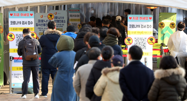 지난달 20일 서울광장 임시선별진료소에서 시민들이 검사를 기다리고 있다. /연합뉴스