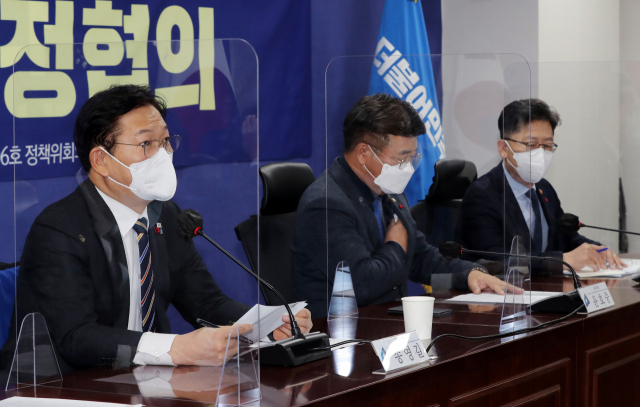 송영길(왼쪽) 더불어민주당 대표가 28일 국회 의원회관에서 열린 쌀 시장 격리 당정협의에서 발언하고 있다. / 권욱 기자