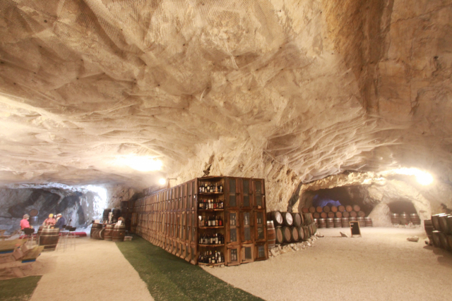 몰도바 와인을 보관하는 동굴 속 와이너리에서는 저렴한 가격에 몰도바 와인을 마셔보고 구입할 수 있다.