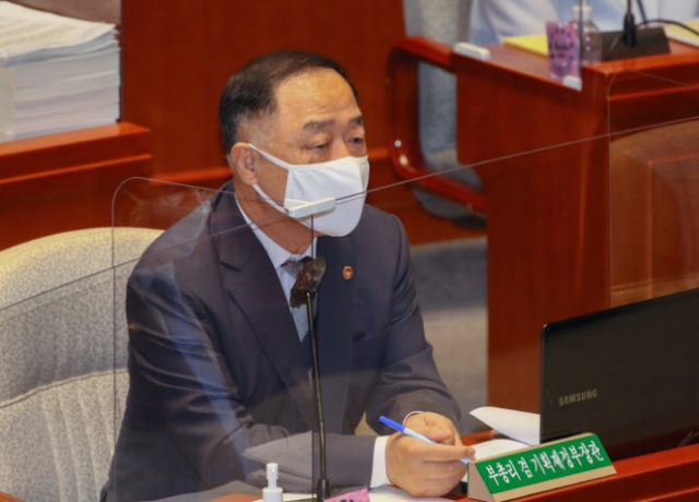 與 정책 '역주행'에 우려 드러낸 홍남기, '정부 성과 정확히 전달 해달라'