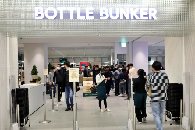 서울 송파구 롯데마트 제타플렉스점의 와인 전문숍 ‘보틀벙크’에서 고객들이 쇼핑을 하고 있다./사진 제공=롯데마트