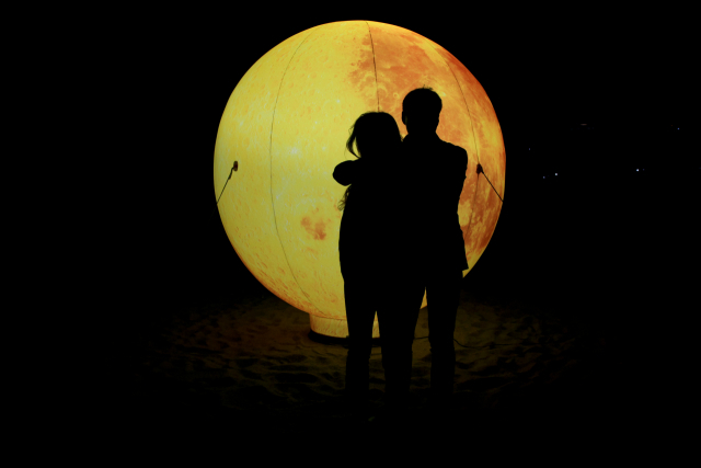 섬진강변에서 열리는 달마중은 보름달을 보면서 소원을 비는 야간 관광 프로그램이다. 사진은 인공달 앞에 선 참가자들.