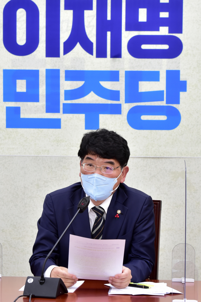박완주 민주당 정책위의장이 지난 21일 국회에서 열린 당 원내대책회의에서 발언하고 있다. / 권욱 기자