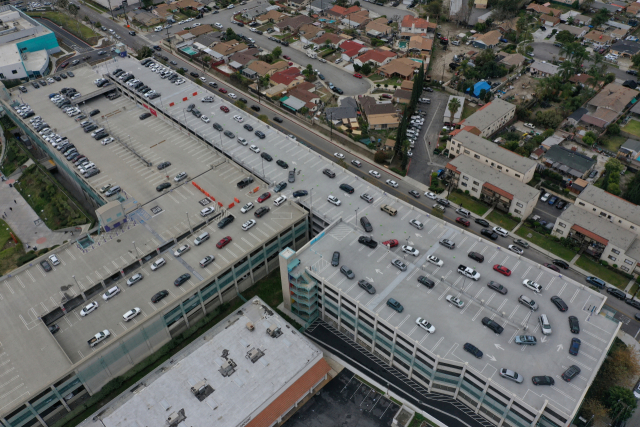 [사진] “코로나 검사 받자” 美 병원 옥상에 차량 '장사진'