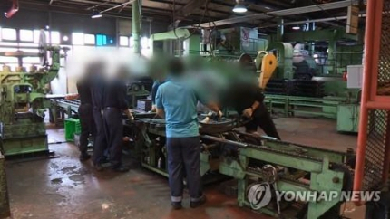 경기도 소재 중소기업에서 근로자들이 작업을 하고 있다. /연합뉴스