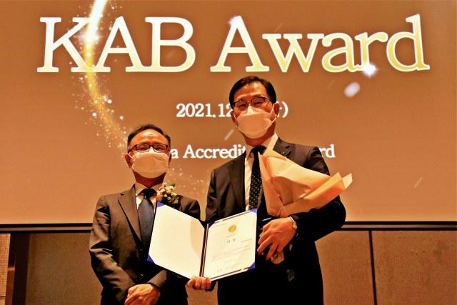 정일석(오른쪽) 하이트진로 상무가 ‘2021 KAB Award’에서 ESG 경영실천 부무 대상을 받고 기념 촬영을 하고 있다, /사진 제공=하이트진로