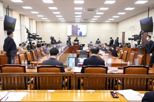 지난 23일 국회에서 제3차 정치개혁 특별위원회 전체회의가 열리고 있다. / 권욱 기자