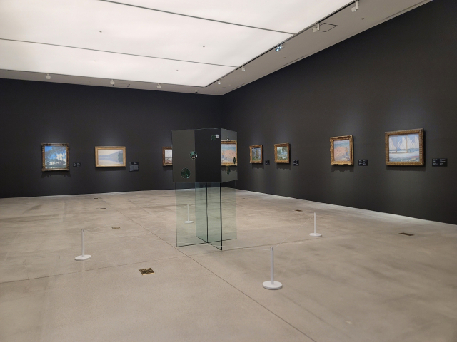 클로드 모네와 알프레드 시슬리 등 인상주의 화가들의 작품이 전시된 방 한가운데에 구사마 야요이의 거울 설치작품이 놓여있다.