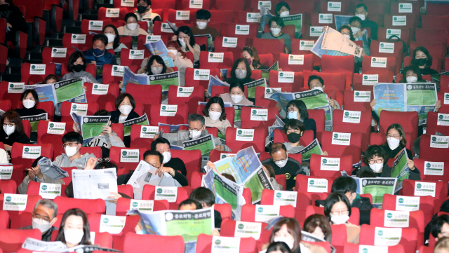 수험생과 학부모들이 지난 12일 서울 종로구 성균관대에서 열린 '종로학원 2022대입 정시특별전략 설명회'에서 대입 지원전략이 담긴 자료집을 살펴보고 있다./권욱 기자