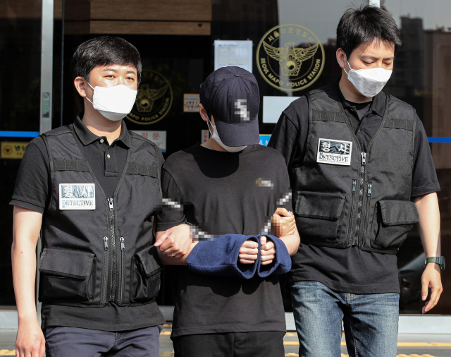 오피스텔에서 친구를 감금해 살해한 혐의를 받는 피의자 김모 씨가 지난 6월 22일 오전 검찰로 송치되기 위해 서울 마포구 마포경찰서를 나서고 있다./연합뉴스