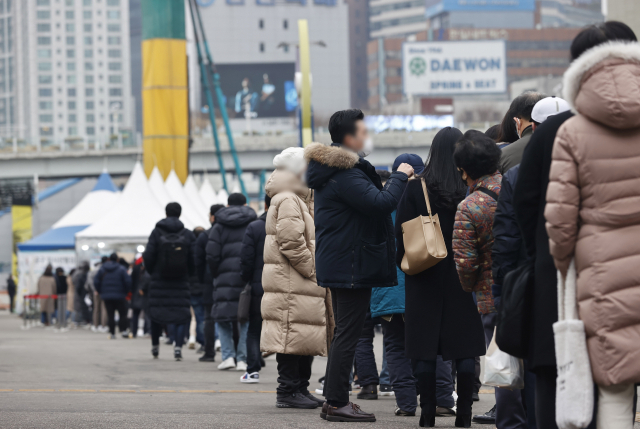 지난 24일 오전 서울역 광장에 마련된 코로나19 임시선별검사소를 찾은 시민들이 검사 순서를 기다리고 있다./연합뉴스