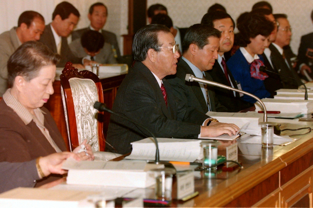 1998년 10월 규제개혁위원회 회의를 주재하는 고(故) 김종필 전 총리. 지금의 규제 개혁 거버넌스는 김대중 정부 시절 대부분 만들어졌다./연합뉴스
