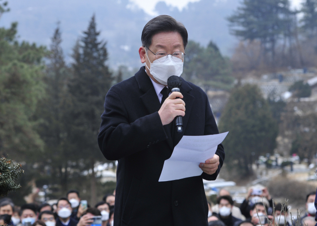 더불어민주당 이재명 대선 후보가 29일 오전 경기도 남양주시 마석 모란공원 묘역에서 열린 고 김근태 전 열린우리당 의장의 10주기 추모 행사에 참석해 추모사를 하고 있다. /연합뉴스