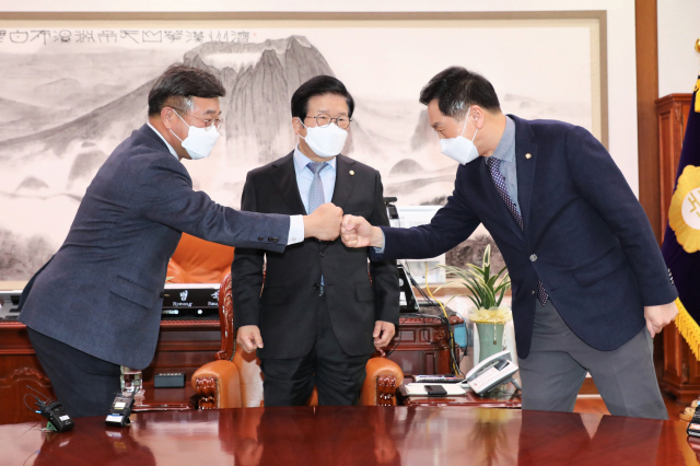 윤호중(왼쪽) 더불어민주당 원내대표와 김기현 국민의힘 원내대표가 29일 국회에서 열린 박병석 국회의장 주재 여야 원내대표 회동에서 인사를 나누고 있다./권욱 기자