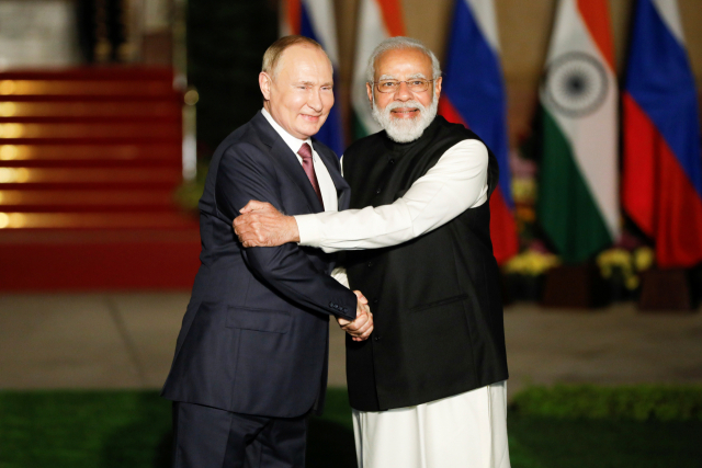 나렌드라 모디(오른쪽) 인도 총리가 6일(현지시간) 수도 뉴델리에서 자국을 방문한 블라디미르 푸틴(왼쪽) 러시아 대통령과 연례 정상회담을 열기 전에 악수하고 있다. /로이터연합뉴스