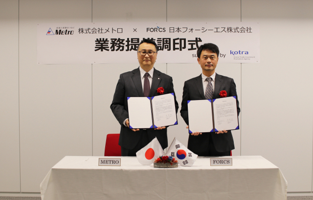 양태식(오른쪽) 포시에스 일본 법인장과 쿠니키오 야스유키 메트로 대표가 업무제휴 협악을 체결한 뒤 기념 촬영을 하고 있다. / 사진 제공=포시에스