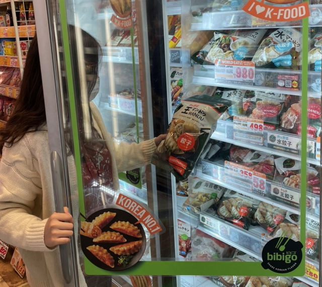 일본 도쿄의 한 대형마트에서 소비자가 비비고 왕만두를 살펴보고 있다. /사진 제공=CJ제일제당