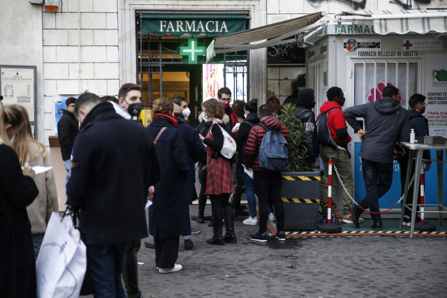 28일(현지시간) 이탈리아 수도 로마의 한 약국 앞에서 시민들이 코로나19 신속 검사를 받기 위해 차례를 기다리고 있다. 이탈리아는 이날 기준 코로나19 하루 확진자 수가 7만8,300여 명으로 팬데믹(전염병의 세계적 대유행) 이후 역대 최고치를 기록했다. /AP연합뉴스