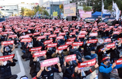 화물연대 조합원들이 10월 정부세종청사 부근에서 총파업 결의대회를 열고 있다. / 연합뉴스