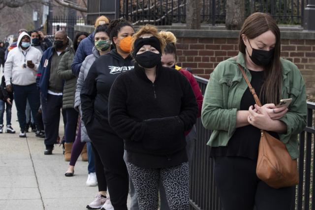29일 미국 워싱턴 DC에서 시민들이 코로나19 항원 신속 검사를 받기 위해 줄을 서서 기다리고 있다./EPA 연합뉴스