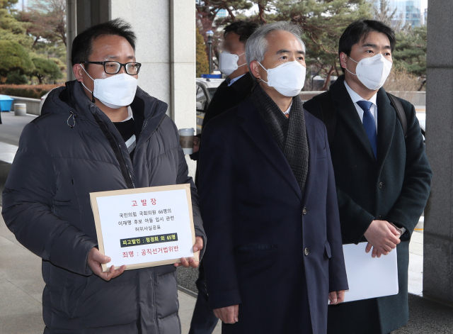 더불어민주당 양부남 국민검증법률지원단장(가운데)이 30일 서울 서초구 서울중앙지검에서 이재명 대선 후보의 두 아들에 대한 대입 의혹을 제기한 국민의힘 의원 66명을 공직선거법 위반 허위사실공표 혐의로 검찰 고발에 앞서 취재진에게 입장을 밝히고 있다. /연합뉴스