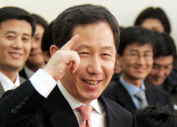 김근태 전 열린우리당 의장이 2006년 1월 보건복지부 장관직에서 물러나 열린우리당으로 복귀하며 연 기자회견에서 밝게 웃으며 인사를 하고 있다./연합뉴스