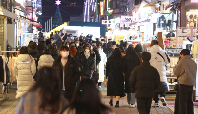 금요일 저녁 시간대 인파로 붐비는 서울 마포구 서교동 거리. /연합뉴스