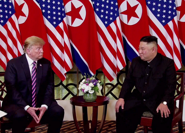 김정은과 트럼프가 지난해 2월 베트남 하노이에서 정상회담을 하는 모습. /AP연합뉴스