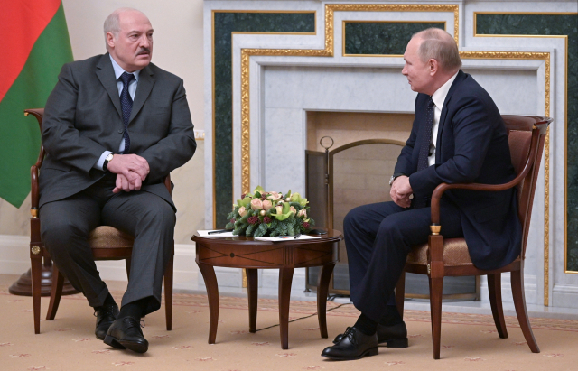 29일(현지시간) 푸틴(오른쪽) 대통령이 콘스탄틴궁에서 알렉산드르 루카셴코 벨라루스 대통령을 만나고 있다. /EPA연합뉴스