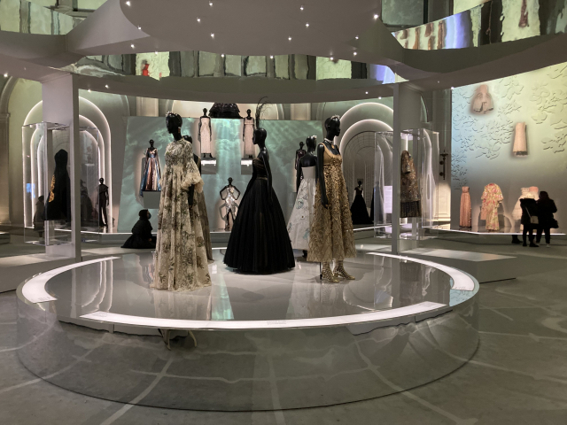 현재 디올의 크레에이티브 디렉터인 마리아 그라지아 치우리의 컬렉션(가운데)이 과거 컬렉션들에 둘러싸여 디올의 과거와 현재를 동시에 경험할 수 있게 전시돼 있다.