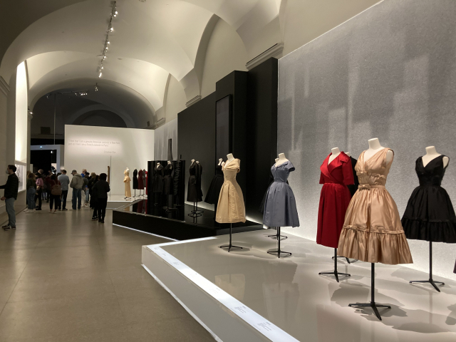 브루클린뮤지엄의 전시장에 들어서 처음 만나는 크리스찬 디올의 초기 오트 쿠튀르 작업은 여성의 신체성이 강조된 당대 드레스의 특징을 보여준다.