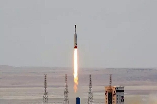 핵 협상 앞둔 이란, 서방국가 보란듯이 새 군사용 인공위성 로켓 발사 성공