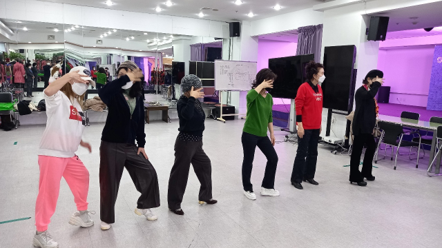뉴시니어라이프의 댄스 교실에 참여한 회원들이 아이돌 노래에 맞춰 안무 연습을 하고 있다.