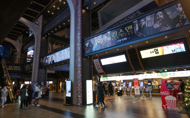 지난 19일 서울 시내 한 영화관이 다소 한산한 모습이다./연합뉴스