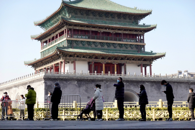지난 21일 중국 산시성 시안에서 코로나19 검사를 위해 시민들이 줄을 서서 기다리고 있다. /로이터연합뉴스