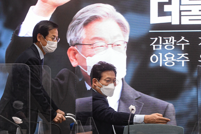 천정배(왼쪽)전 의원이 지난 30일 서울 여의도 더불어민주당사에서 열린 입당식에 송영길 대표 휠체어를 밀며 입장하고 있다. /권욱 기자