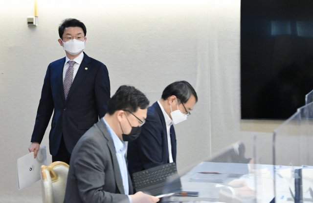 이억원(왼쪽) 기획재정부 1차관이 31일 정부서울청사에서 열린 정책점검회의에 출석하고 있다.