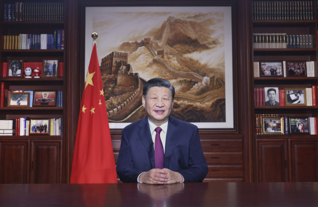 시진핑 중국 국가주석이 31일 저녁 ‘2022년 신년사’를 발표하고 있다. /신화연합뉴스