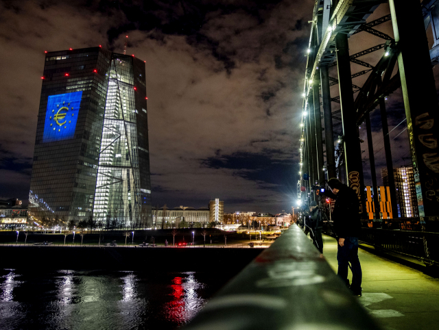 [사진] 유로화 20주년…ECB 외벽에 조명쇼